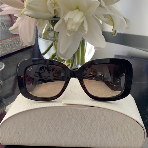 Prada sunglasses(made in Italy)